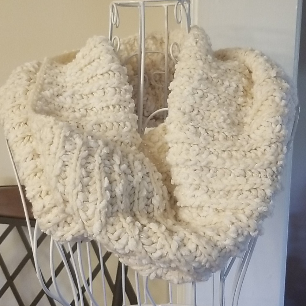 $5 ITEM. Cream fitted neck scarf💚 MUST BUNDLE WITH TWO OTHER ITEMS